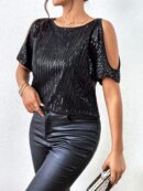 Remera Elegante con Hombros Descubiertos y Detalles de Lentejuelas