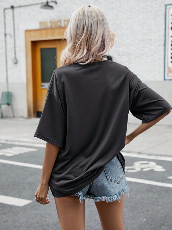 Remera Oversize con Gráfica de Letras y Hombros Caídos - Image 2