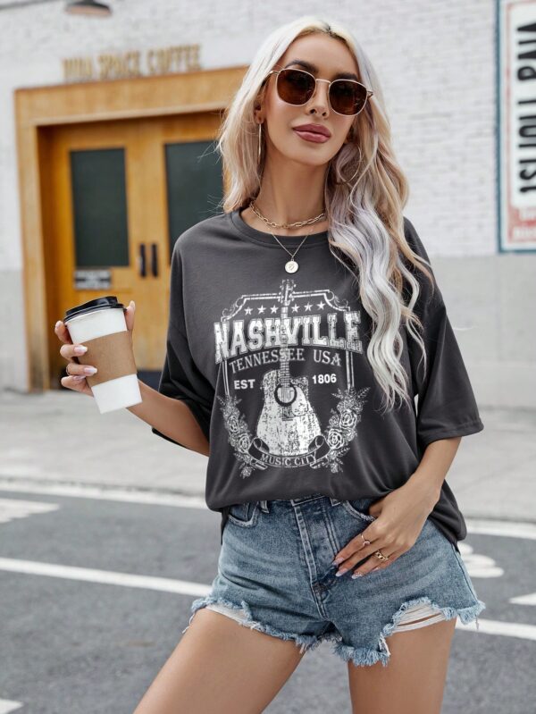 Remera Oversize con Gráfica de Letras y Hombros Caídos - Image 3