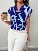 Blusa Elegante con Estampado Gráfico y Cuello de Lazo