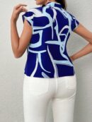 Blusa Elegante con Estampado Gráfico y Cuello de Lazo