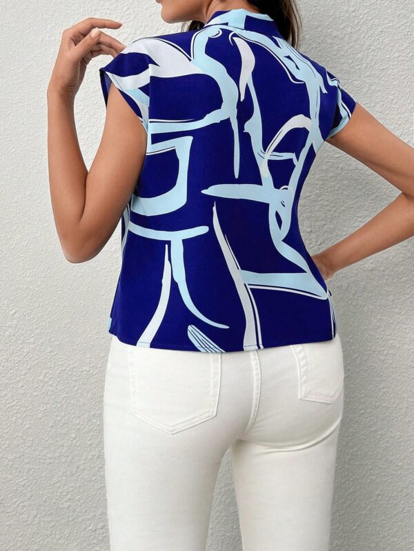 Blusa Elegante con Estampado Gráfico y Cuello de Lazo - Image 50
