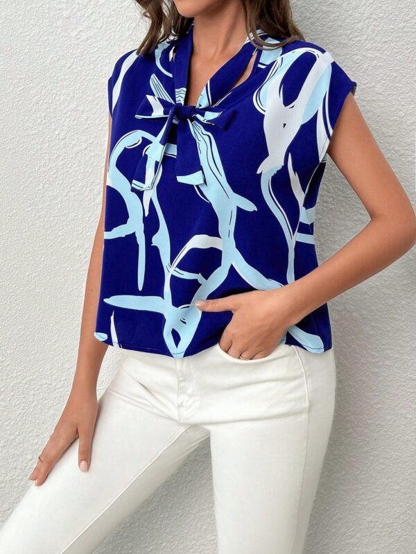 Blusa Elegante con Estampado Gráfico y Cuello de Lazo - Image 52