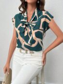 Blusa Elegante con Estampado Gráfico y Cuello de Lazo