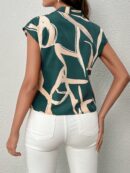 Blusa Elegante con Estampado Gráfico y Cuello de Lazo