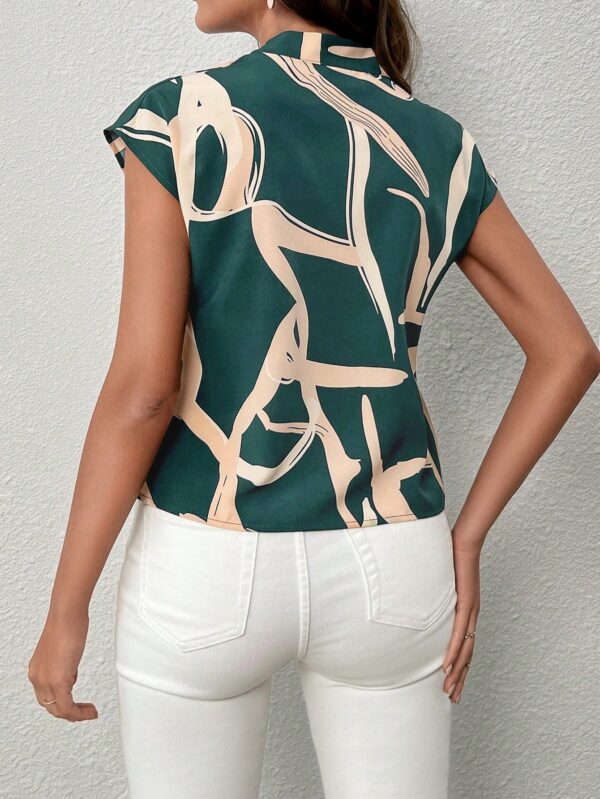 Blusa Elegante con Estampado Gráfico y Cuello de Lazo - Image 55