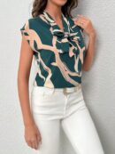 Blusa Elegante con Estampado Gráfico y Cuello de Lazo
