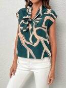 Blusa Elegante con Estampado Gráfico y Cuello de Lazo