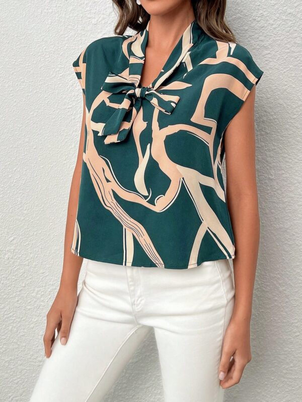 Blusa Elegante con Estampado Gráfico y Cuello de Lazo - Image 58