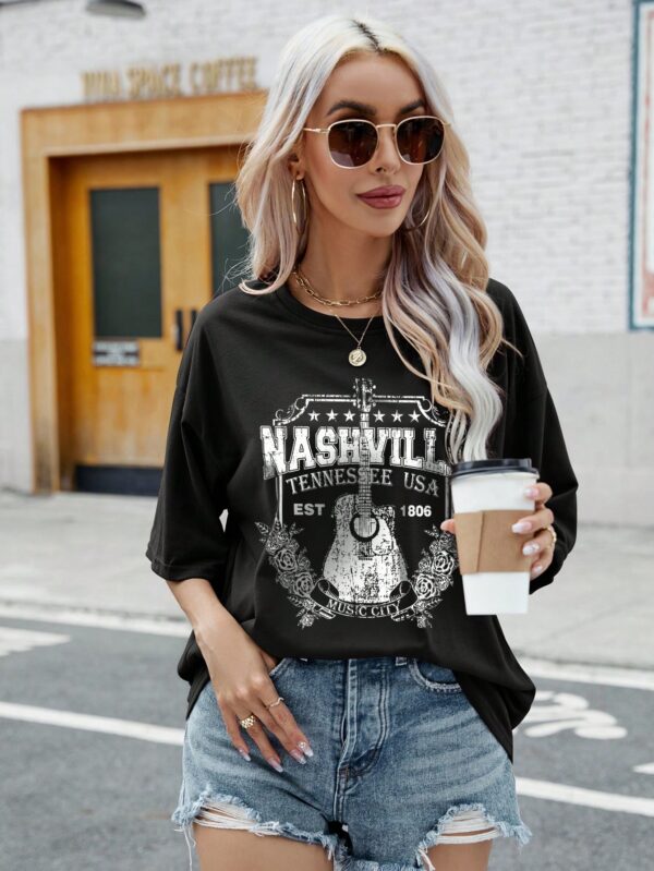 Remera Oversize con Gráfica de Letras y Hombros Caídos - Image 11