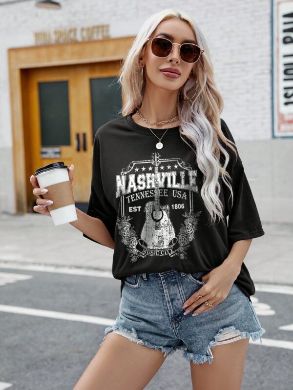 Remera Oversize con Gráfica de Letras y Hombros Caídos - Image 12