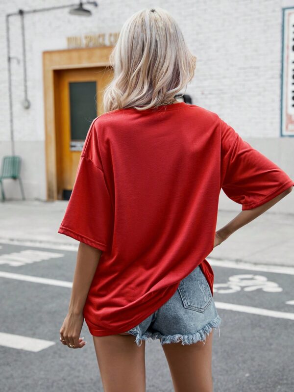 Remera Oversize con Gráfica de Letras y Hombros Caídos - Image 14