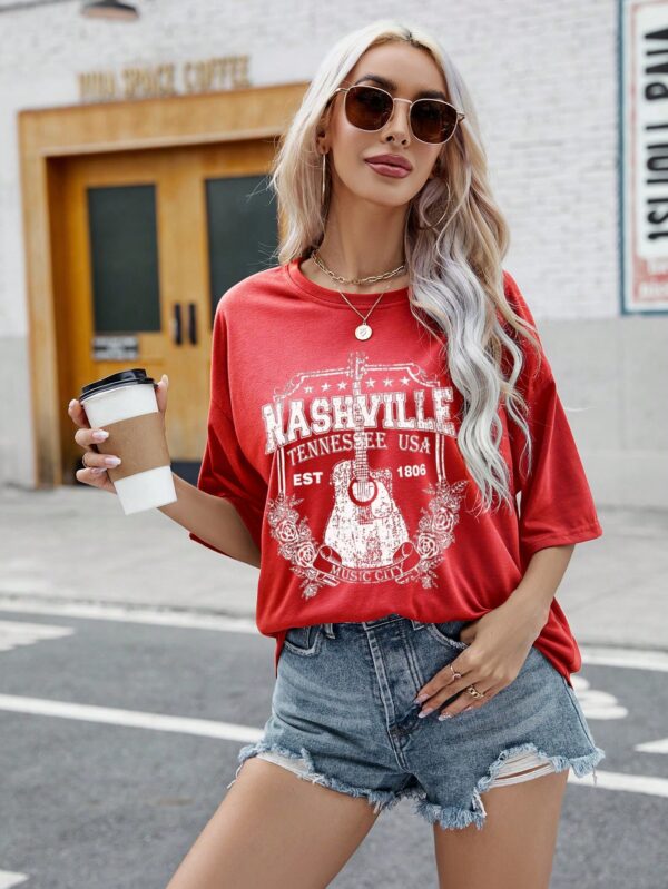Remera Oversize con Gráfica de Letras y Hombros Caídos - Image 15