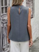 Blusa sin Mangas de Cuello Alto con Detalles Elegantes