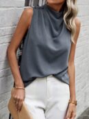 Blusa sin Mangas de Cuello Alto con Detalles Elegantes