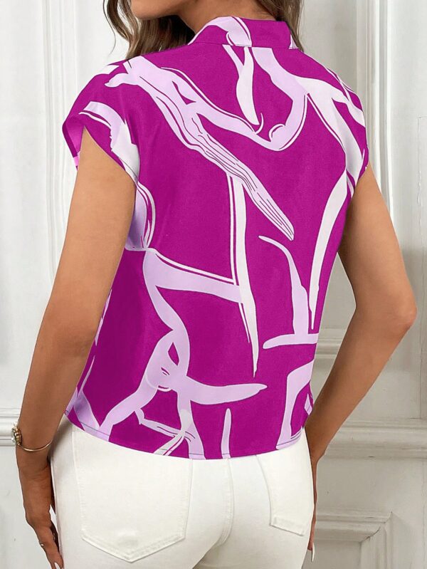 Blusa Elegante con Estampado Gráfico y Cuello de Lazo - Image 32