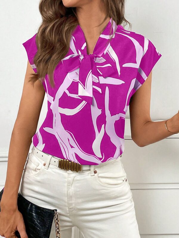 Blusa Elegante con Estampado Gráfico y Cuello de Lazo - Image 33