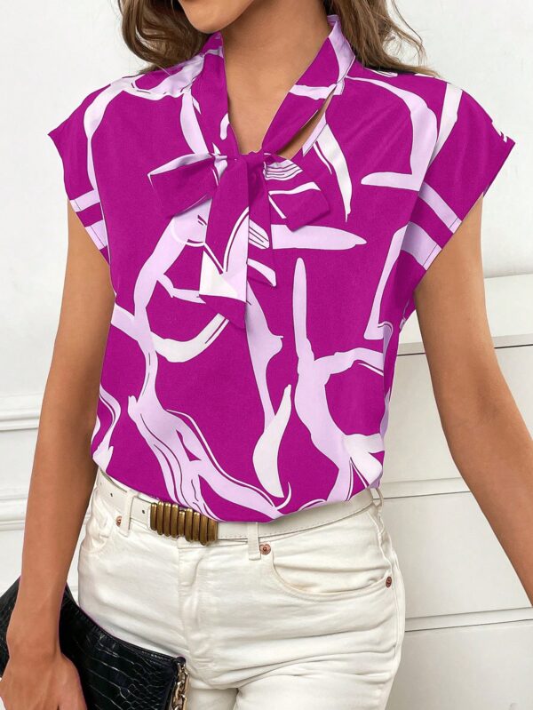 Blusa Elegante con Estampado Gráfico y Cuello de Lazo - Image 34