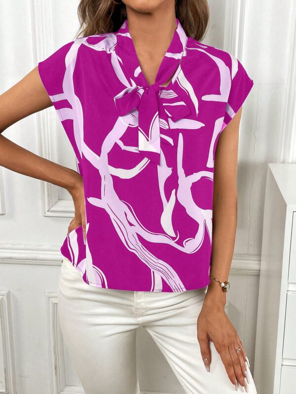 Blusa Elegante con Estampado Gráfico y Cuello de Lazo - Image 36
