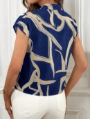 Blusa Elegante con Estampado Gráfico y Cuello de Lazo