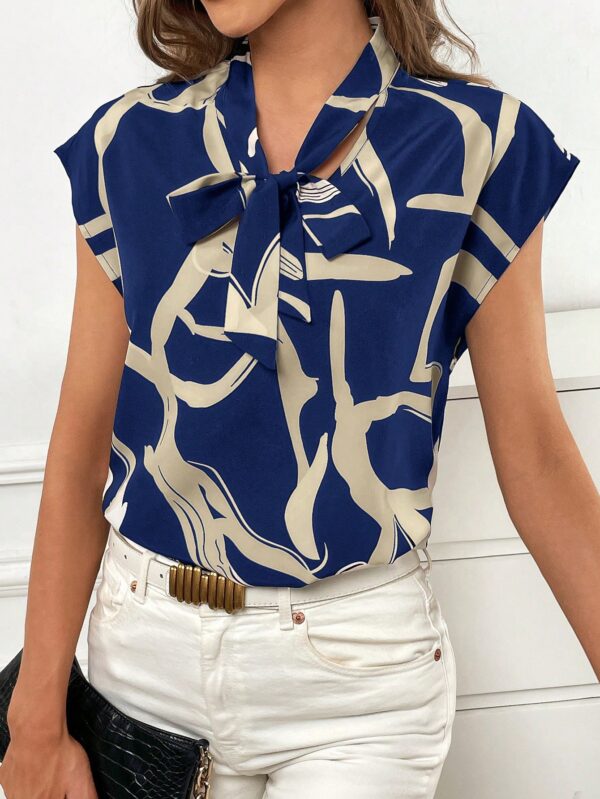 Blusa Elegante con Estampado Gráfico y Cuello de Lazo - Image 11