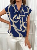 Blusa Elegante con Estampado Gráfico y Cuello de Lazo