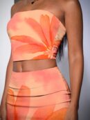 Conjunto de Crop Top y Falda Asimétrica con Estampado Floral