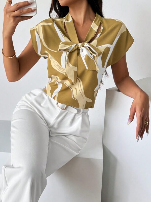 Blusa Elegante con Estampado Gráfico y Cuello de Lazo - Image 37