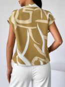 Blusa Elegante con Estampado Gráfico y Cuello de Lazo