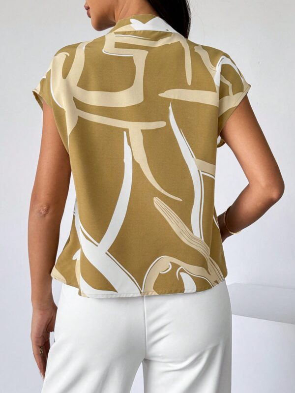 Blusa Elegante con Estampado Gráfico y Cuello de Lazo - Image 38