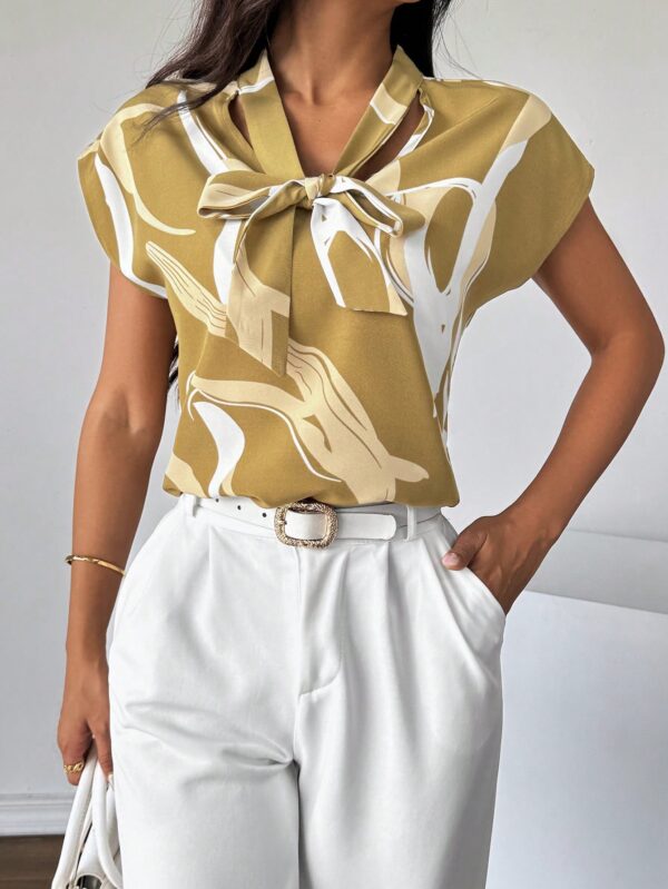 Blusa Elegante con Estampado Gráfico y Cuello de Lazo - Image 39