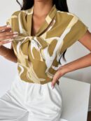 Blusa Elegante con Estampado Gráfico y Cuello de Lazo