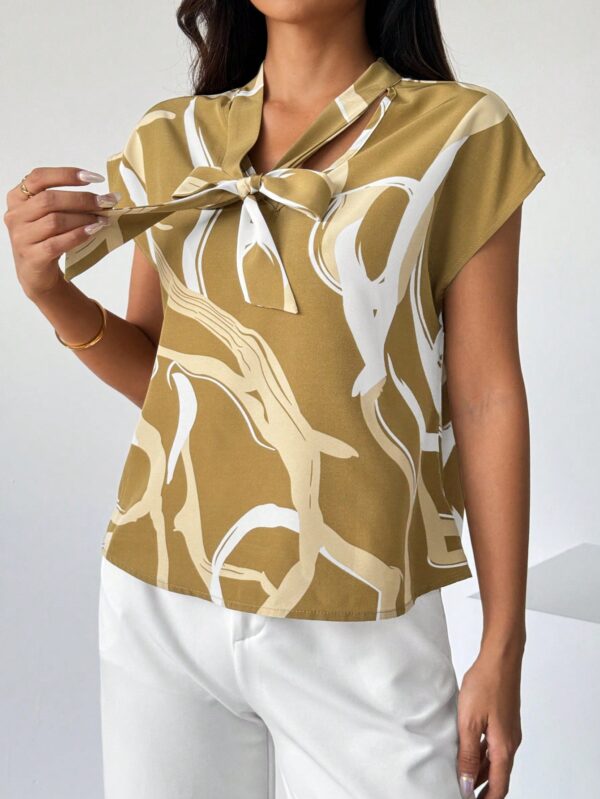 Blusa Elegante con Estampado Gráfico y Cuello de Lazo - Image 41