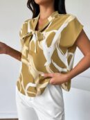Blusa Elegante con Estampado Gráfico y Cuello de Lazo