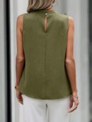Blusa sin Mangas de Cuello Alto con Detalles Elegantes