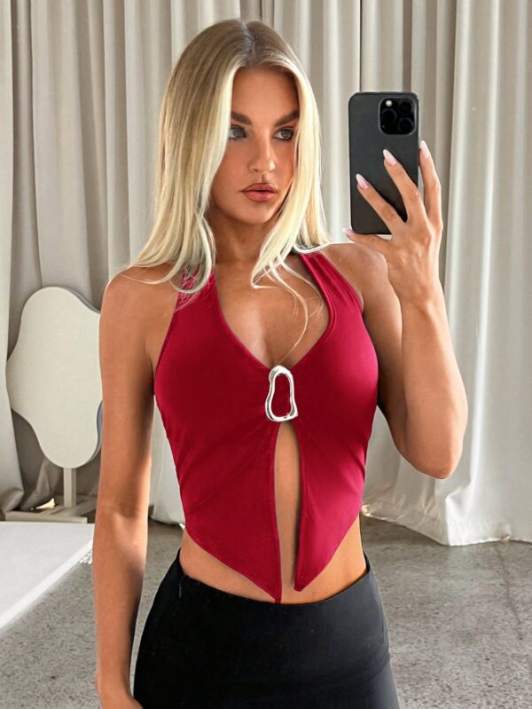 Camisola Ajustada con Cuello Halter, Espalda Descubierta y Decoración Metálica - Image 26