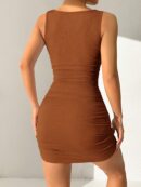 Vestido Corto Sin Mangas con Escote Cuadrado y Plisado