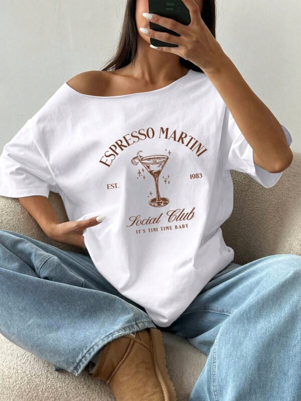 Remera Suelta de Hombro Caído con Eslogan 'Espresso Martini' - Image 4