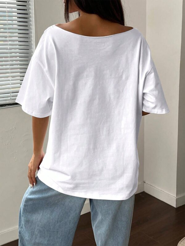 Remera Asimétrica Estampada de Hibiscus y Hombro Descubierto - Image 24