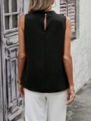 Blusa sin Mangas de Cuello Alto con Detalles Elegantes