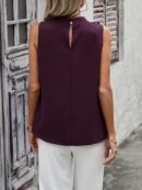 Blusa sin Mangas de Cuello Alto con Detalles Elegantes