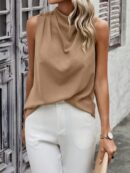 Blusa sin Mangas de Cuello Alto con Detalles Elegantes
