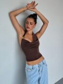Top Asimétrico sin Espalda con Cuello Halter en Café