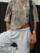 Remera Casual Oversize con Estampado Camuflado y Manga Corta