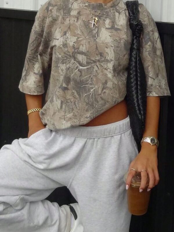 Remera Casual Oversize con Estampado Camuflado y Manga Corta - Image 7