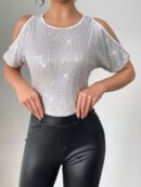 Remera Elegante con Hombros Descubiertos y Detalles de Lentejuelas