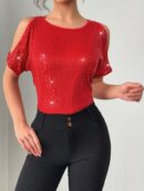Remera Elegante con Hombros Descubiertos y Detalles de Lentejuelas