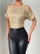 Remera Elegante con Hombros Descubiertos y Detalles de Lentejuelas