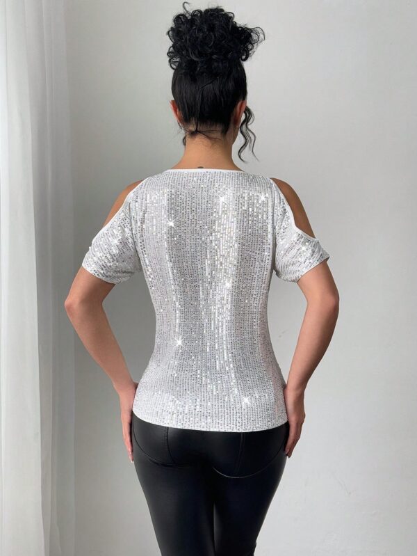 Remera Elegante con Hombros Descubiertos y Detalles de Lentejuelas - Image 7