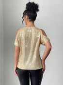 Remera Elegante con Hombros Descubiertos y Detalles de Lentejuelas